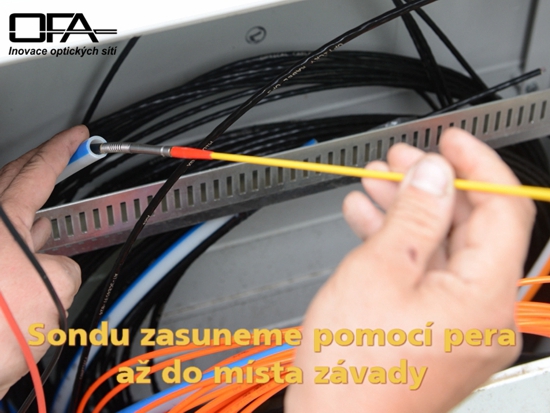 Zasunutí sondy s vysílačem do místa závady trubičky pomocí laminátového pera.