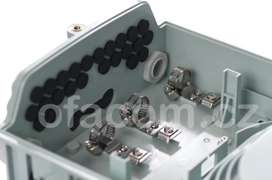 Optický distribuční rozváděč OROFA-48 - fixace páteřních kabelů. za plášť či tahový prvek